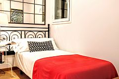 this is the single "industrial style retreat" bedroom in this monthly apartment for rent in Barcelona Parsiffal apartment next to Liceu opera house